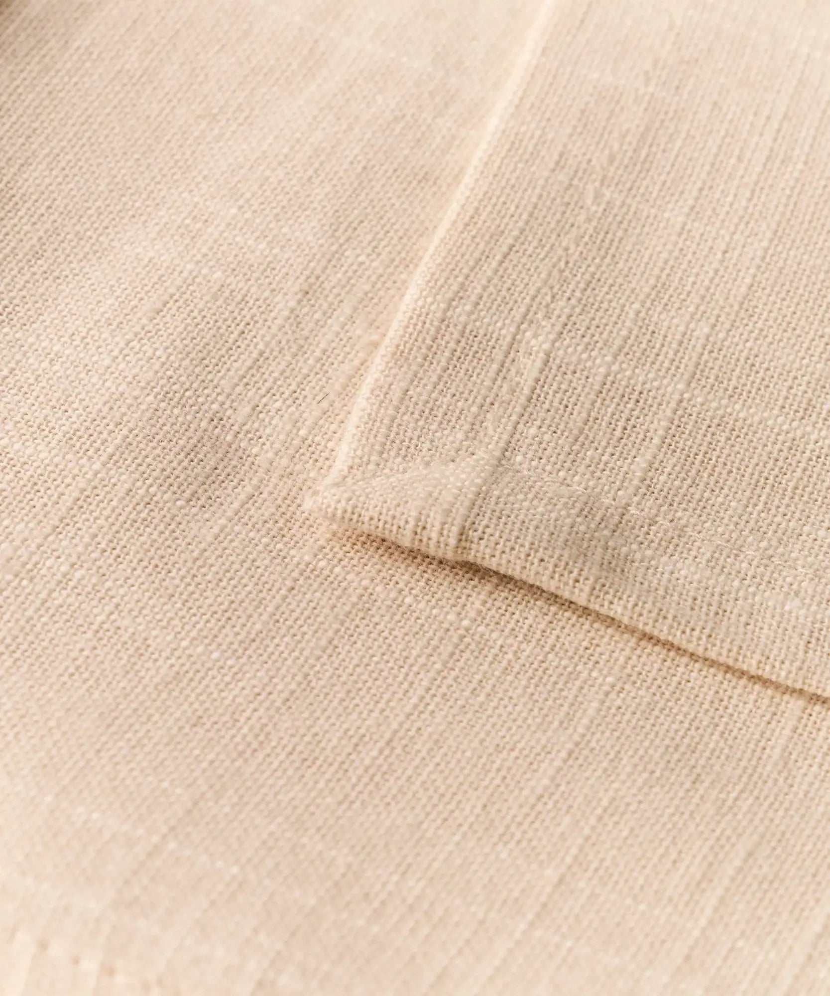 Mantel Palmeras Bordadas tejido en color beige con textura suave y detalles sutiles.