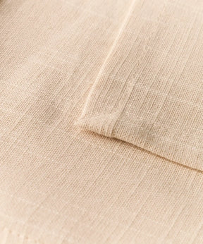 Mantel Palmeras Bordadas tejido en color beige con textura suave y detalles sutiles.