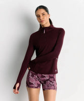 Mujer usando polerón primera capa active de Lounge, ideal para actividades al aire libre y interiores.