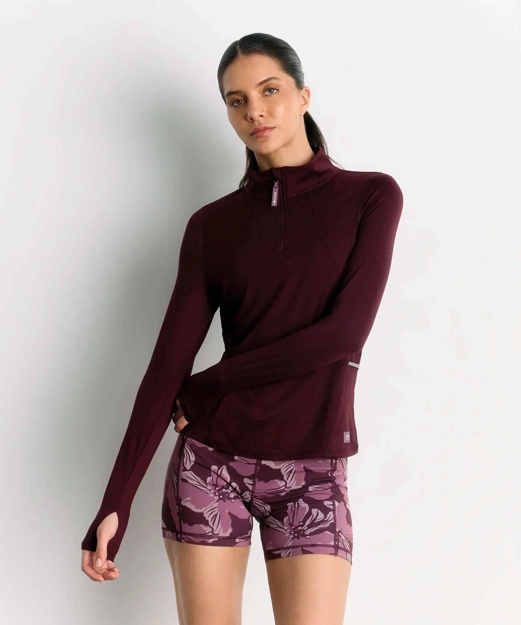 Mujer usando polerón primera capa active de Lounge, ideal para actividades al aire libre y interiores.