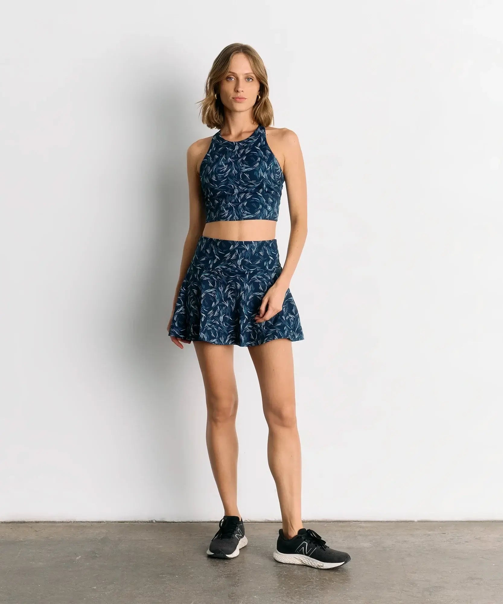 Peto Deportivo Estampado Hojas Active de Lounge, diseño deportivo con estampado de hojas y falda corta.