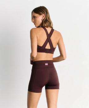 Mujer usando Peto Deportivo Unicolor Active de Lounge, con diseño cruzado en la espalda y tejido elástico.