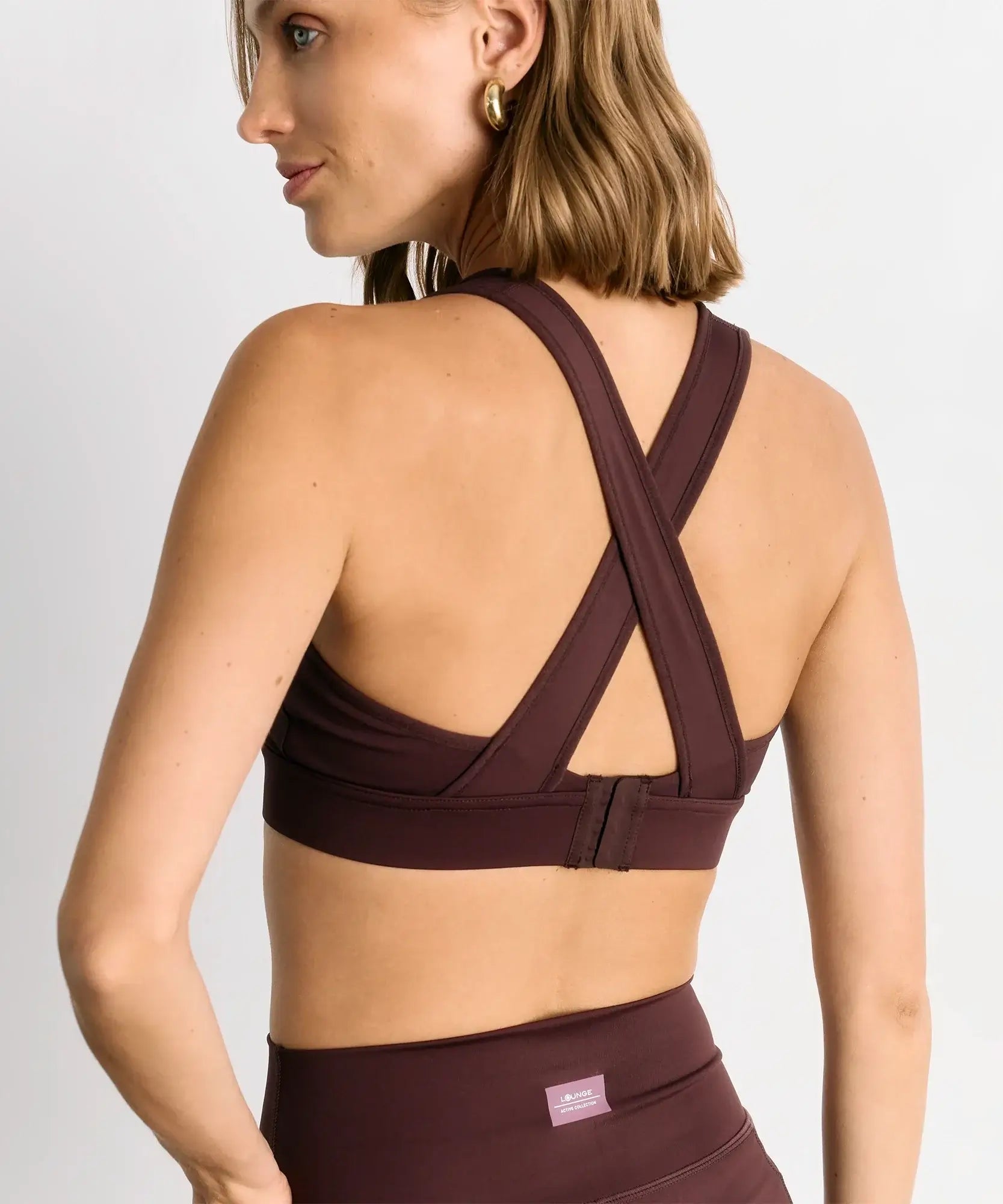 Peto Deportivo Unicolor Active de Lounge, con diseño cruzado en la espalda y tejido elástico para comodidad y frescura.
