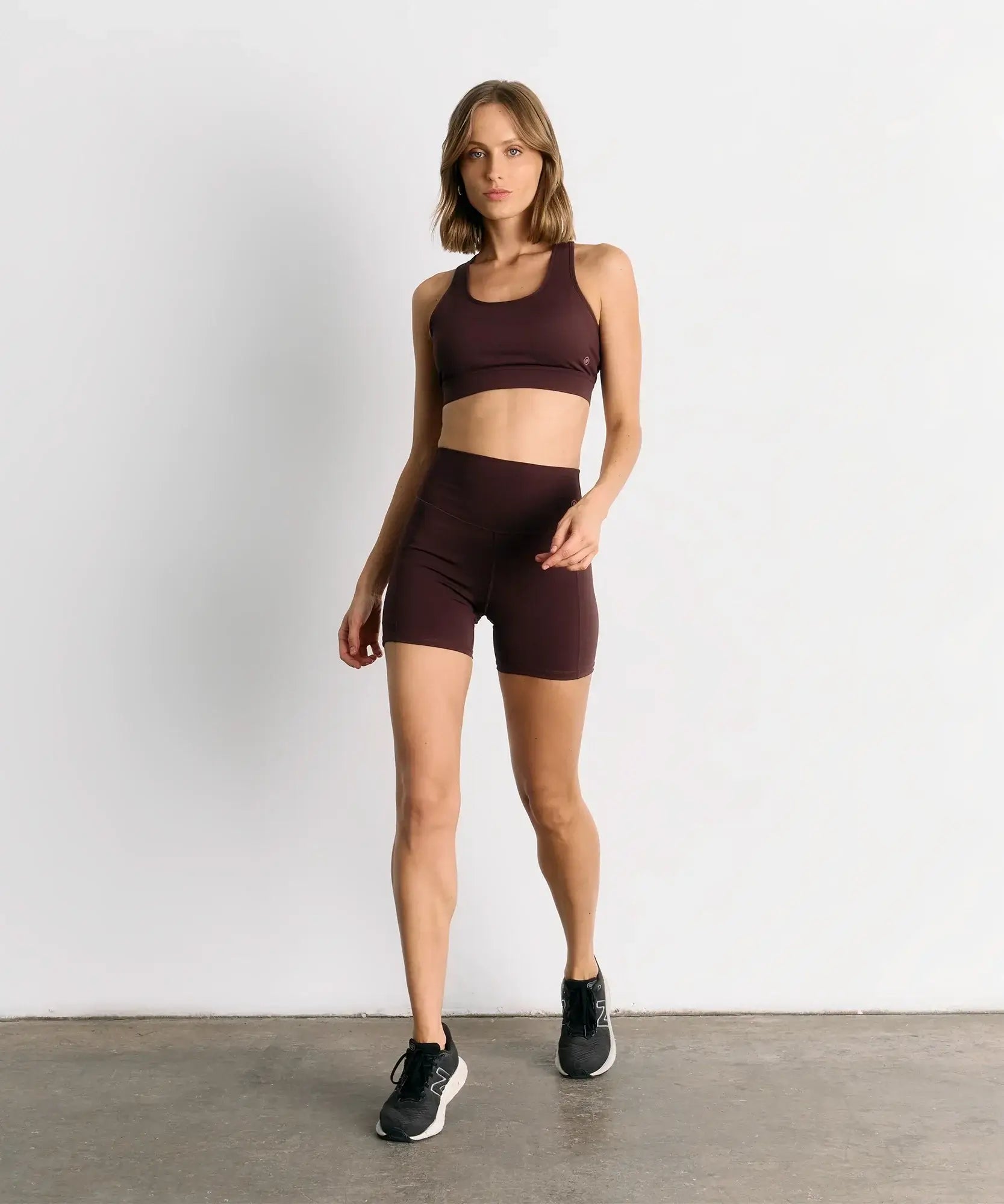 Mujer usando Peto Deportivo Unicolor Active de Lounge en color burdeos, ideal para entrenamientos intensos.