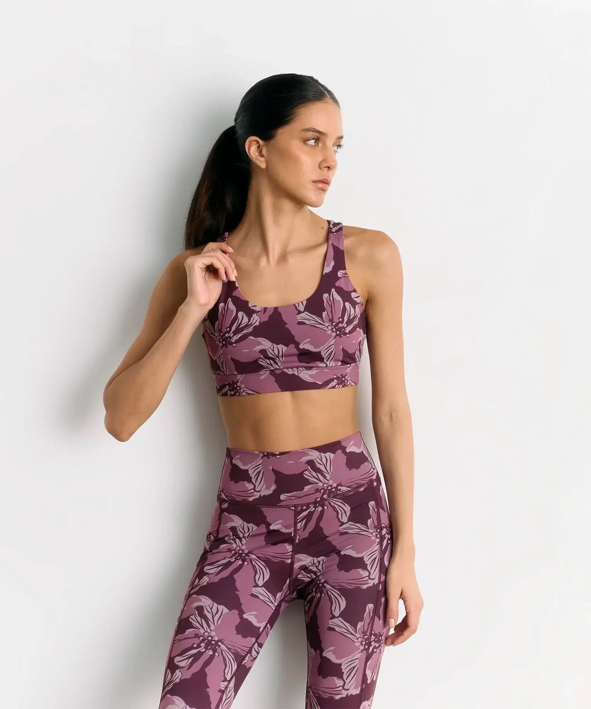 Peto Deportivo Flores Active de Lounge, ideal para entrenamientos, fondo de flores y diseño de tela elástica.