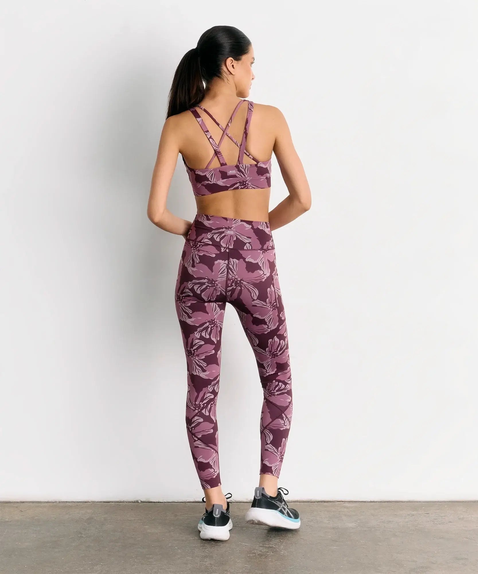 Peto Deportivo Flores Active de Lounge, diseño floral, tejido elástico, ideal para entrenamientos intensos.