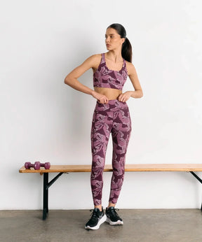 Modelo usando el Peto Deportivo Flores Active de Lounge, con diseño de flores y leggings a juego.