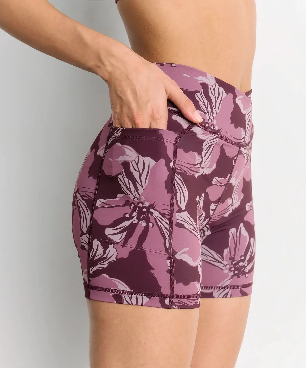 Short Deportivo Biker Flores Active de Lounge, bikers con diseño floral y bolsillo lateral para comodidad y estilo.