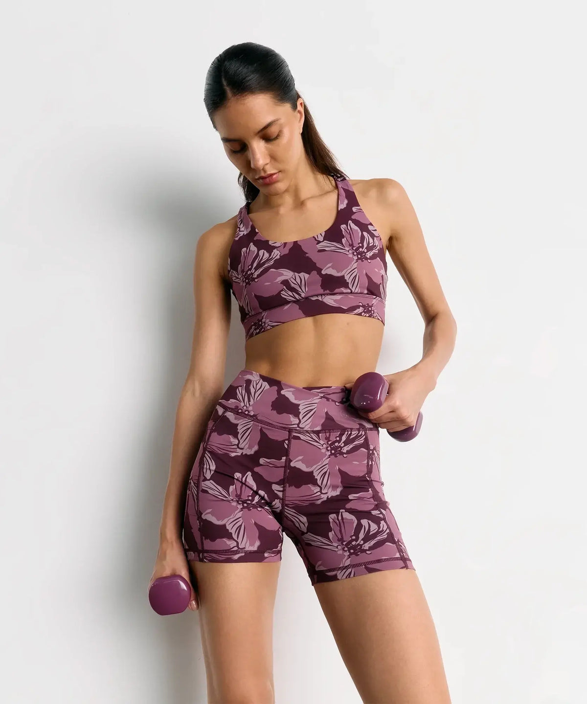 Short Deportivo Biker Flores Active de Lounge, modelo con diseño de flores, ideal para actividades deportivas.