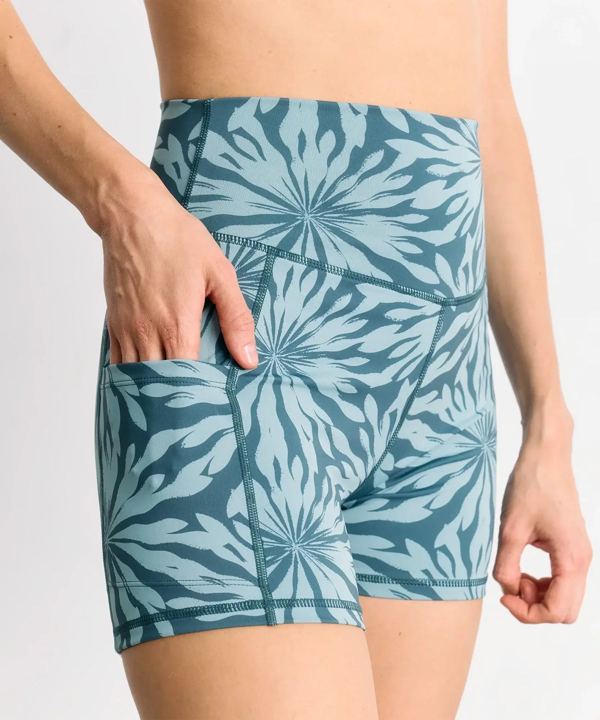 Short Deportivo Biker Flores Active de la marca Lounge, diseño floral con bolsillo lateral, ideal para el movimiento.