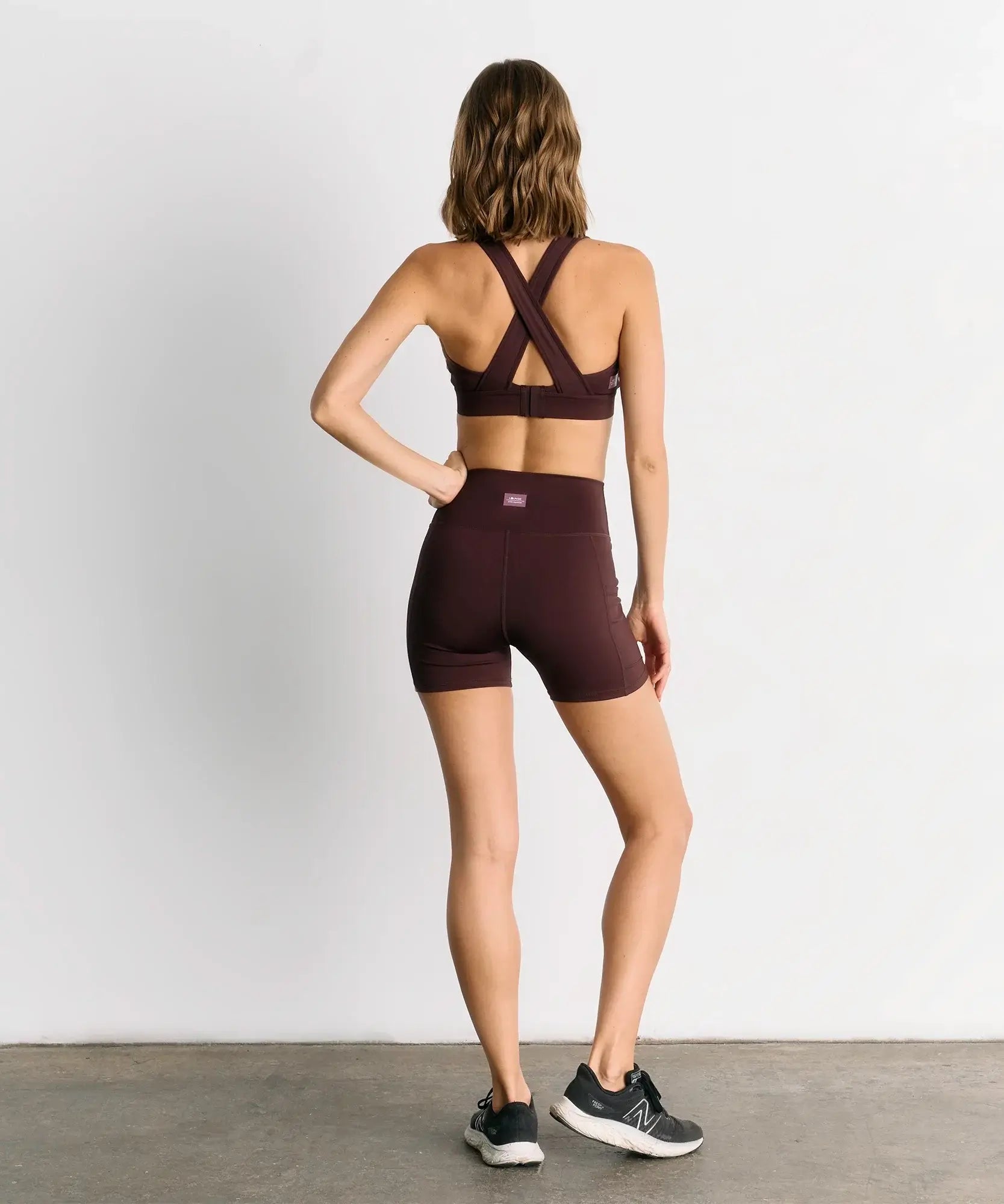 Short Deportivo Biker Unicolor Active de Lounge, vista posterior con pretina cruzada y tejido flexible.