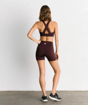 Short Deportivo Biker Unicolor Active de Lounge, vista posterior con pretina cruzada y tejido flexible.