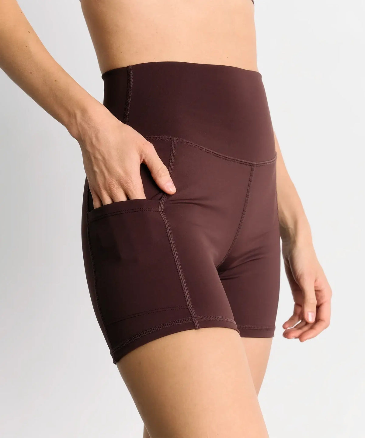 Short Deportivo Biker Unicolor Active de Lounge, comodidad y libertad de movimiento, con bolsillo lateral.