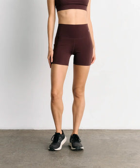 Short Deportivo Biker Unicolor Active de Lounge en color marrón, con pretina cruzada y bolsillo lateral.