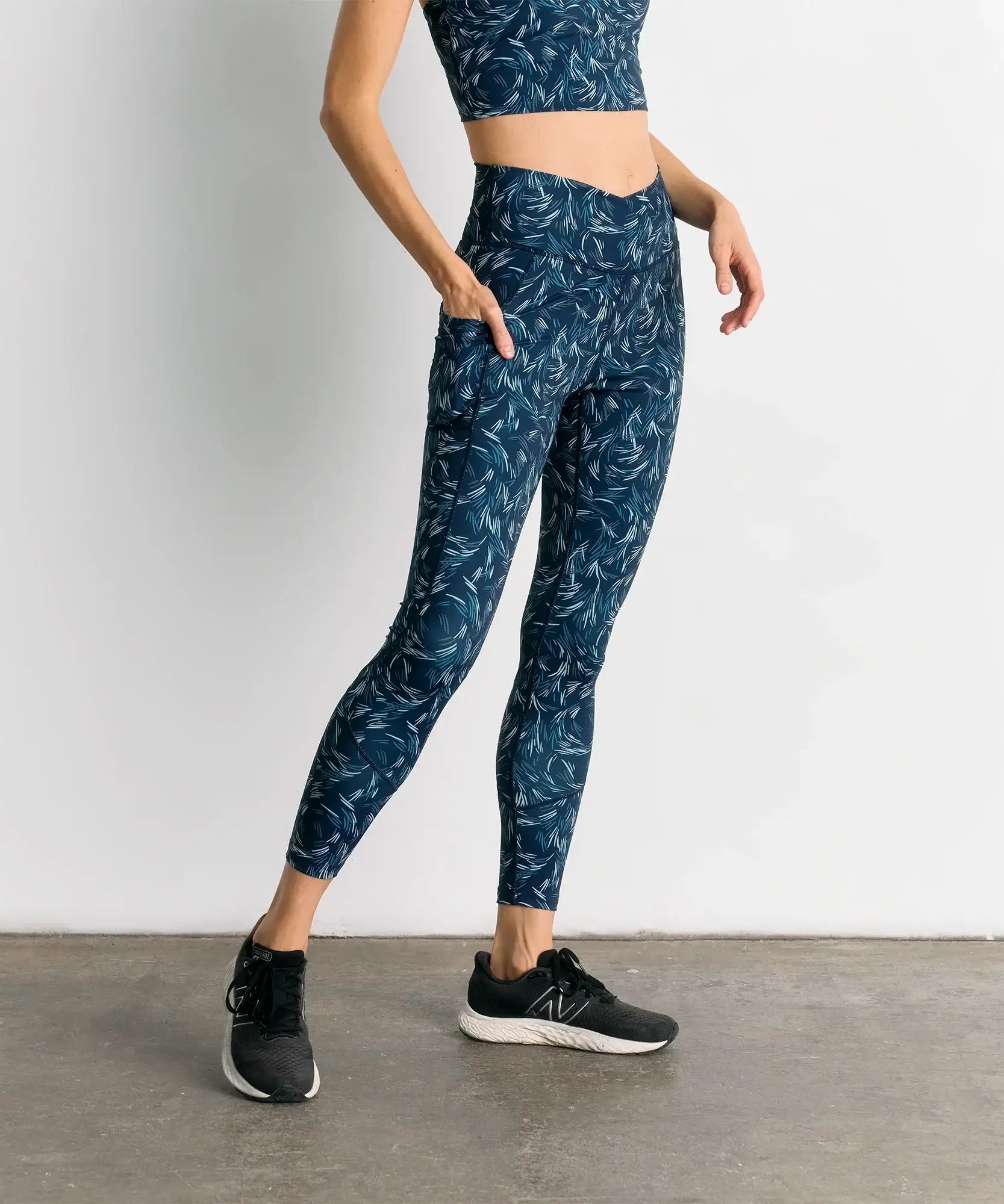 Calza Deportiva Estampado Hojas Active de Lounge, con diseño de hojas, bolsillo lateral y pretina cruzada.