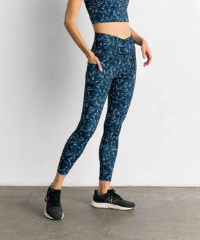 Calza Deportiva Estampado Hojas Active de Lounge, con diseño de hojas, bolsillo lateral y pretina cruzada.
