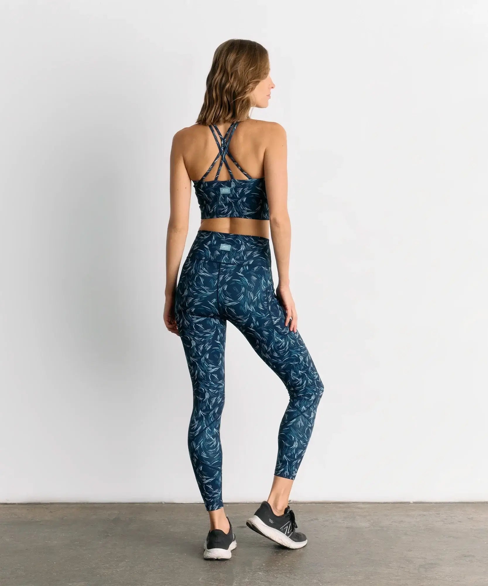 Calza Deportiva Estampado Hojas Active de Lounge, mostrando diseño de hojas y pretina cruzada en la parte trasera.