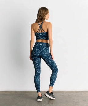 Calza Deportiva Estampado Hojas Active de Lounge, mostrando diseño de hojas y pretina cruzada en la parte trasera.