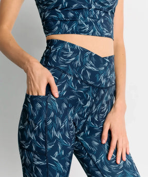 Calza Deportiva Estampado Hojas Active de Lounge, liviana y cómoda, con pretina cruzada y bolsillo lateral.