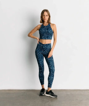 Calza Deportiva Estampado Hojas Active de Lounge, diseño con hojas, cómoda y transpirable para gym y yoga.