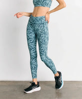 Calza Deportiva Flores Active de Lounge, estampado floral, liviana y cómoda, ideal para gym y yoga.