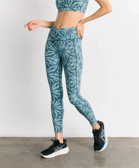 Calza Deportiva Flores Active de Lounge, estampado floral, liviana y cómoda, ideal para gym y yoga.