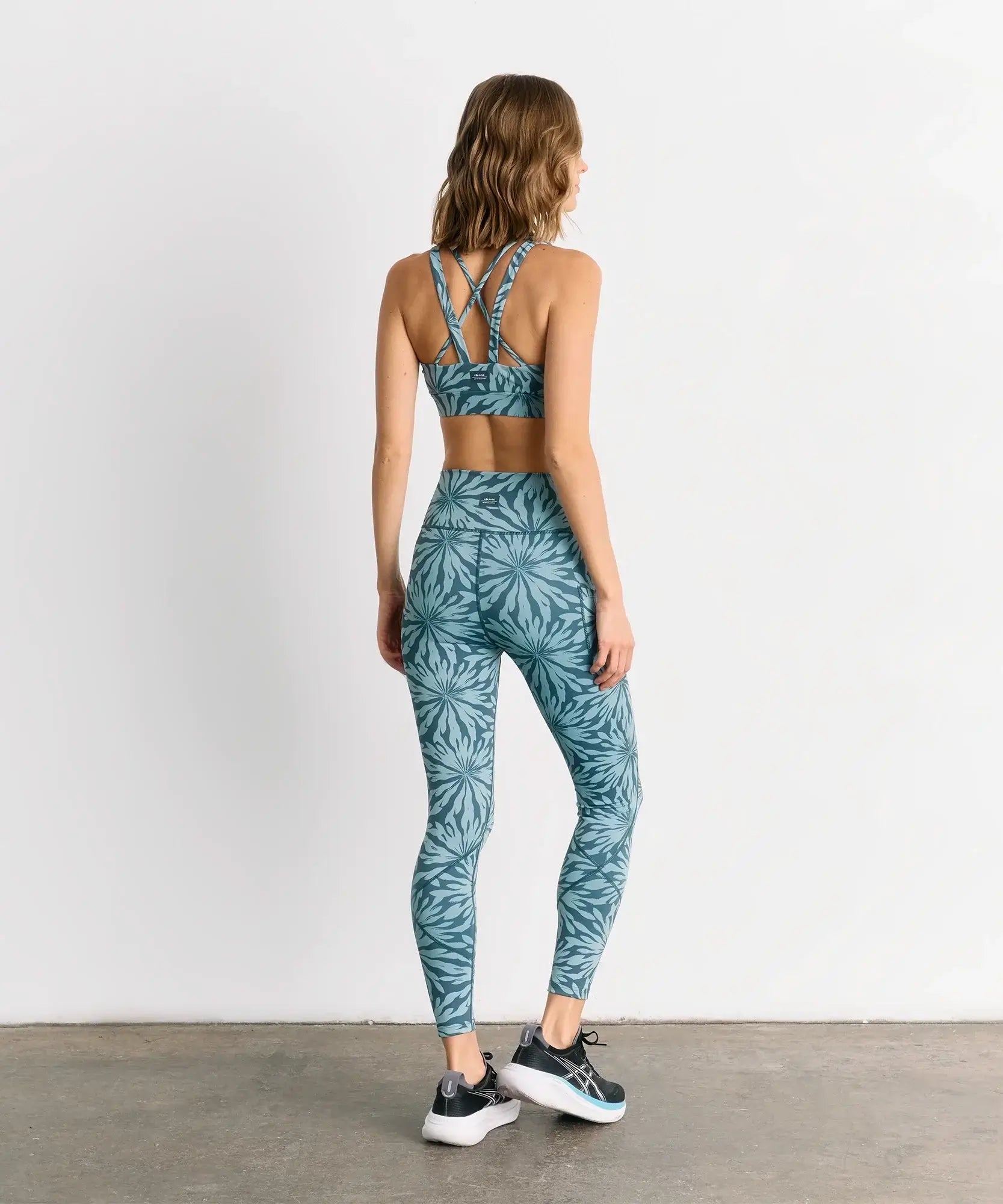 Calza Deportiva Flores Active de Lounge, estampado de flores, ideal para gym y yoga, cómoda y liviana.