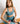 Mujer con calza deportiva flores active de Lounge, sosteniendo un peso y lista para hacer ejercicio.