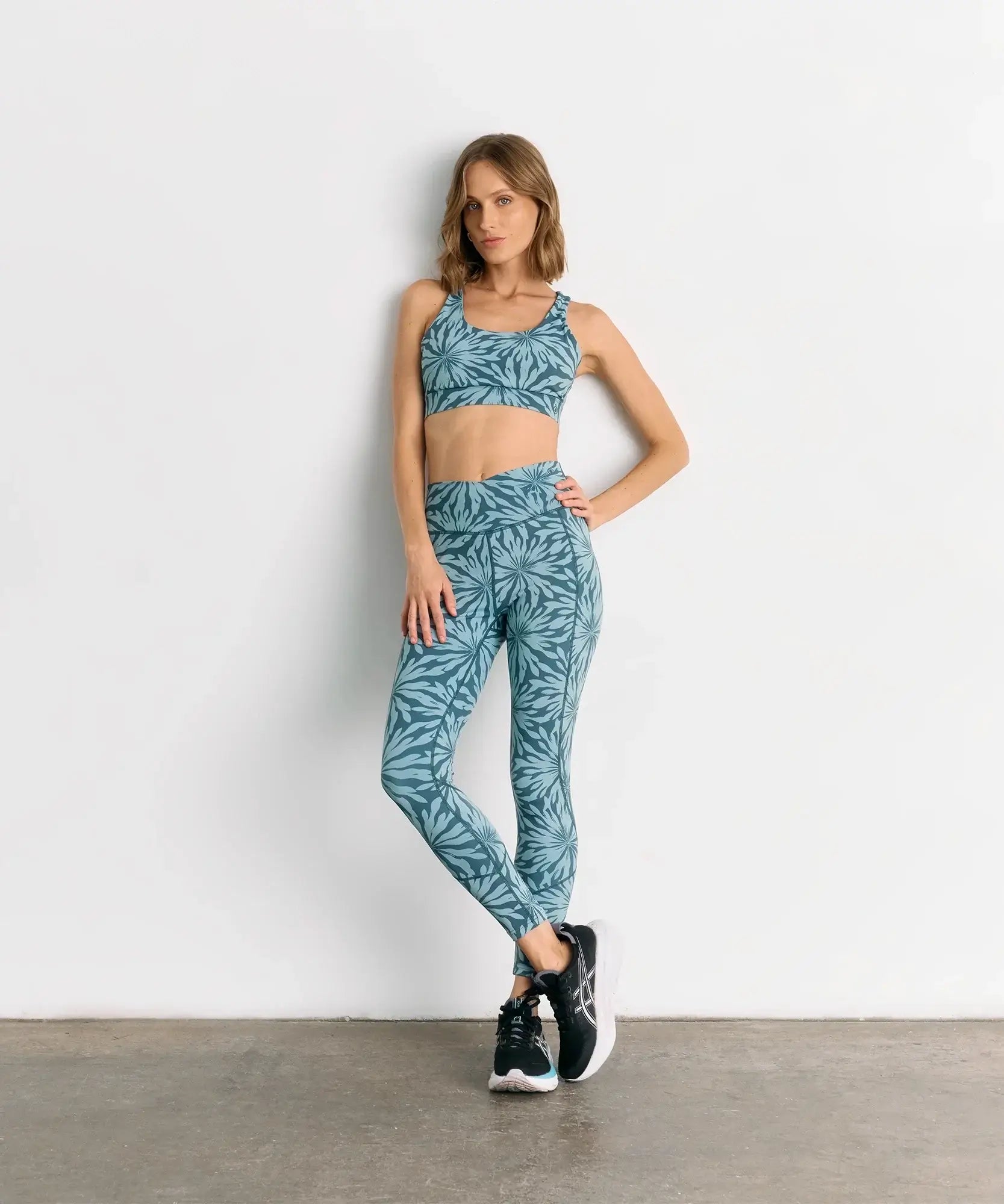 Calza Deportiva Flores Active de Lounge, estampado floral, liviana y cómoda, ideal para gym y yoga.