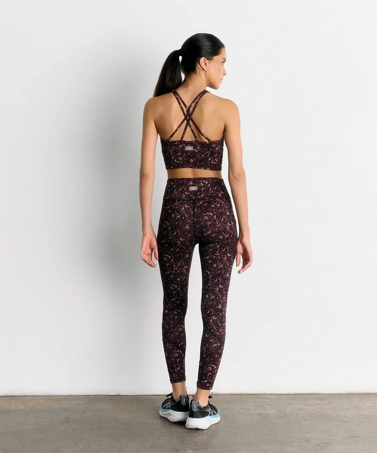 Calza Deportiva Animal Print Active de Lounge, vista posterior con diseño animal print, ideal para gym y yoga.
