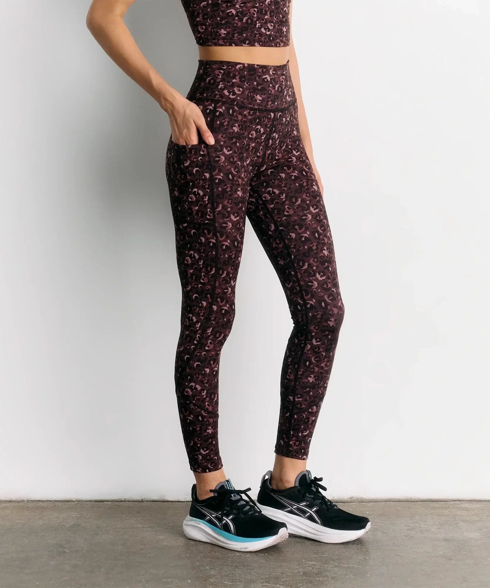 Calza Deportiva Animal Print Active de Lounge, con pretina cruzada y bolsillo lateral, ideal para gym y yoga.