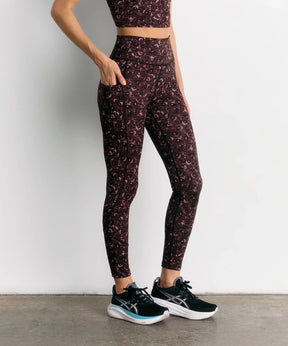 Calza Deportiva Animal Print Active de Lounge, con pretina cruzada y bolsillo lateral, ideal para gym y yoga.