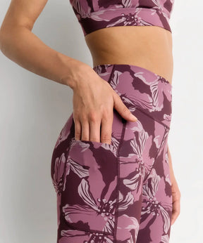 Calza Deportiva Flores Active de Lounge, diseño floral, liviana, cómoda y con bolsillo lateral práctico.