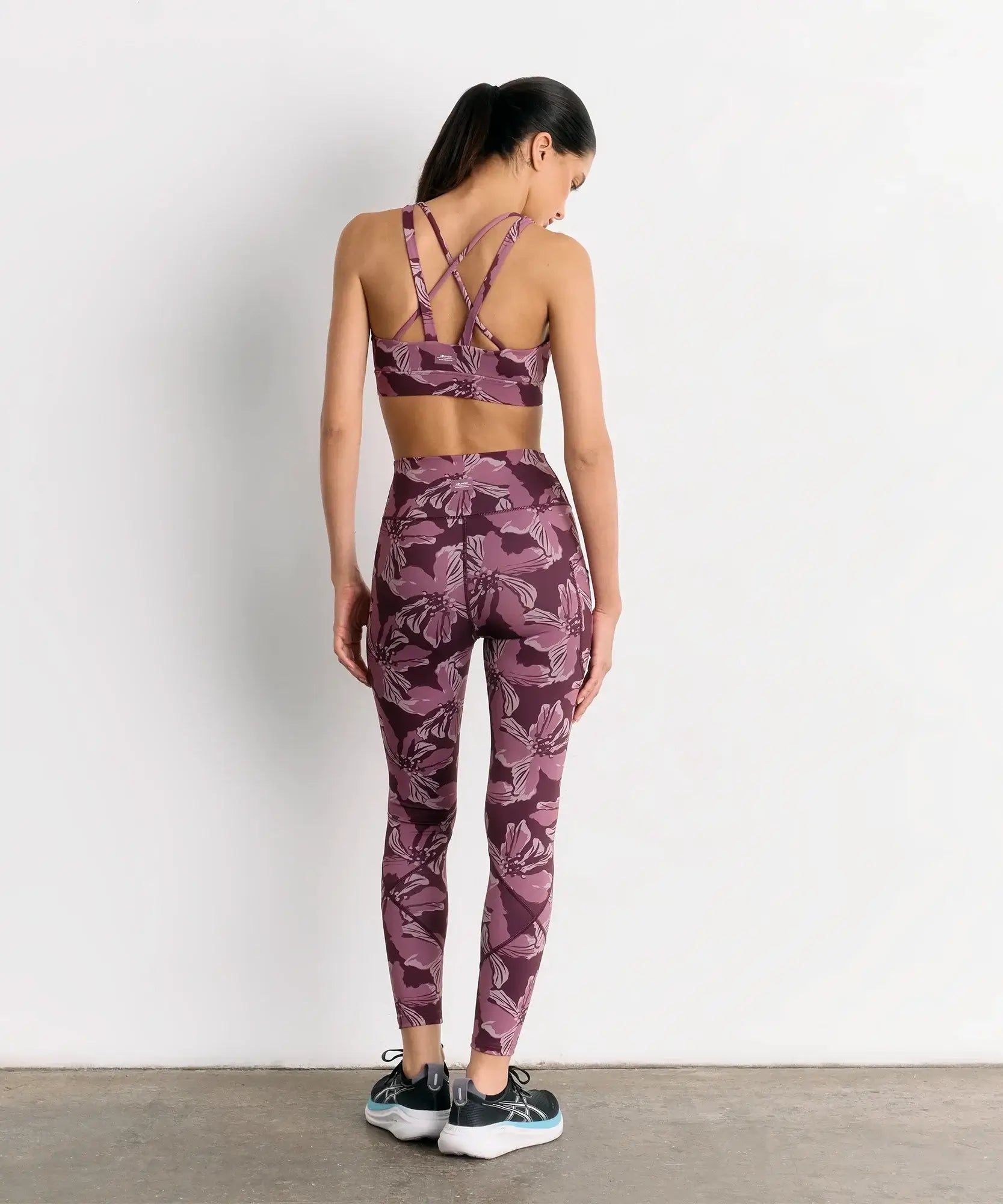Calza Deportiva Flores Active de Lounge, diseño floral, pretina cruzada, ideal para gym y yoga.