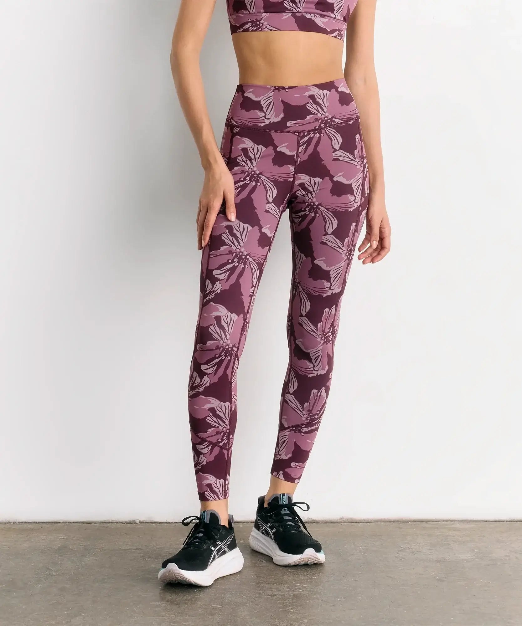 Calza Deportiva Flores Active de Lounge, leggings con diseño floral, ideal para gym y yoga.