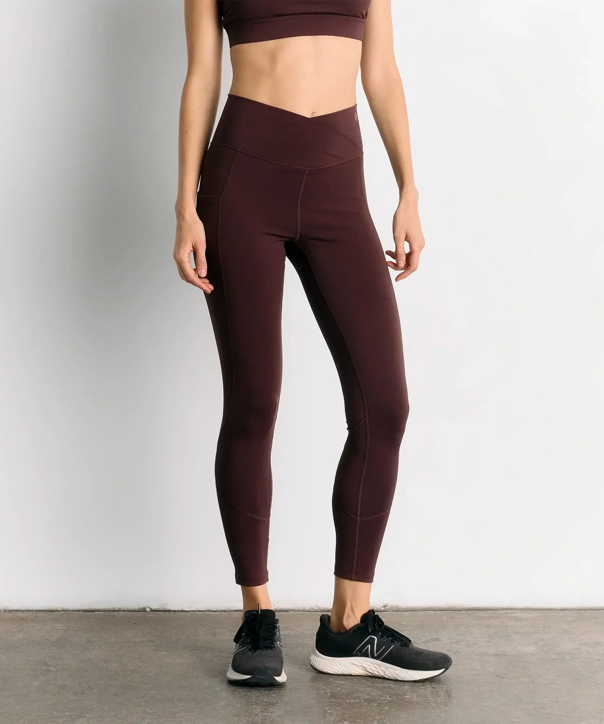 Calza Deportiva Unicolor Active de Lounge, leggings livianos y cómodos con pretina cruzada y bolsillo lateral.