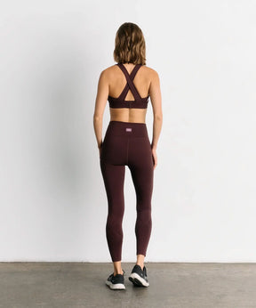 Mujer con calza deportiva unicolor Active de Lounge, vista trasera, ideal para gym y yoga.