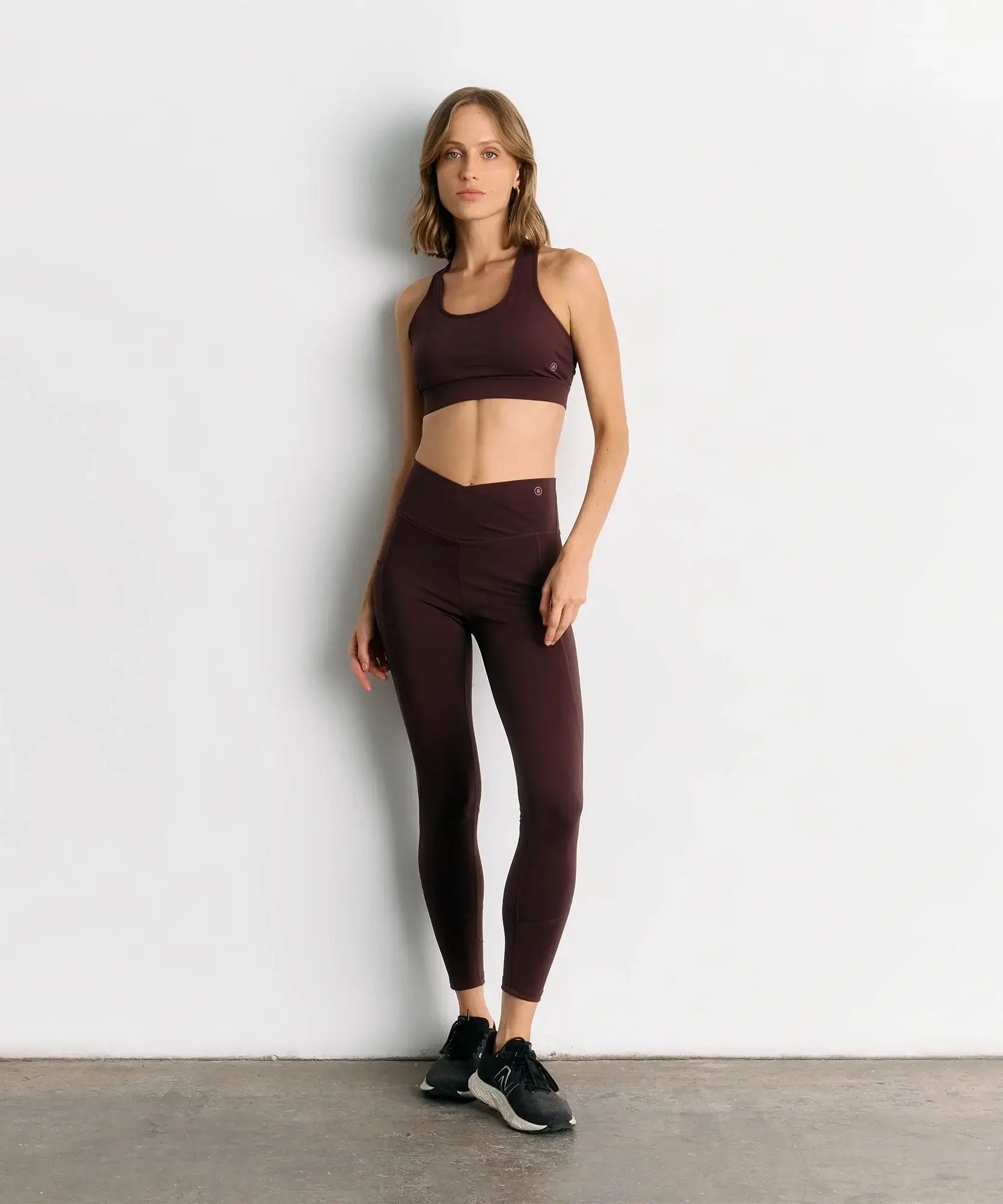 Calza Deportiva Unicolor Active de Lounge, unicolor con pretina cruzada y bolsillo lateral, ideal para gym y yoga.