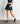 Falda Short Estampado Hojas Active en modelo, diseño moderno y cómodo, ideal para entrenamiento y días activos.