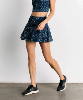Falda Short Estampado Hojas Active en modelo, diseño moderno y cómodo, ideal para entrenamiento y días activos.