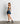 Mujer usando la Falda Short Estampado Hojas Active de Lounge, ideal para el entrenamiento y días activos.