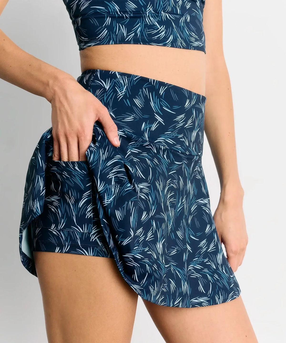 Falda Short Estampado Hojas Active de Lounge, diseño moderno con bolsillo y estampado de hojas.