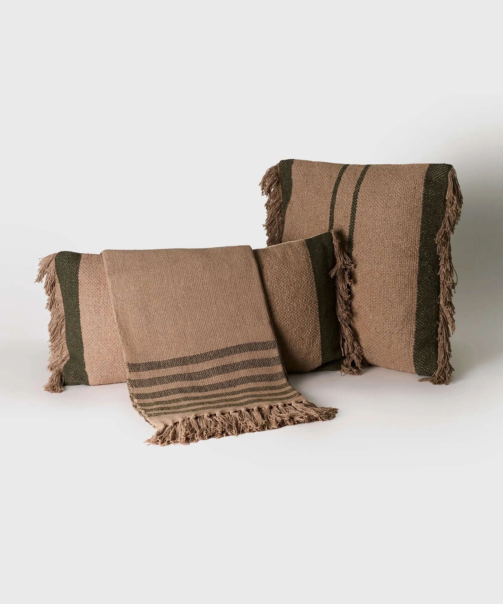 Cojín Flecos en tonos marrones con flecos y líneas, perfecto para añadir estilo y comodidad a cualquier espacio.
