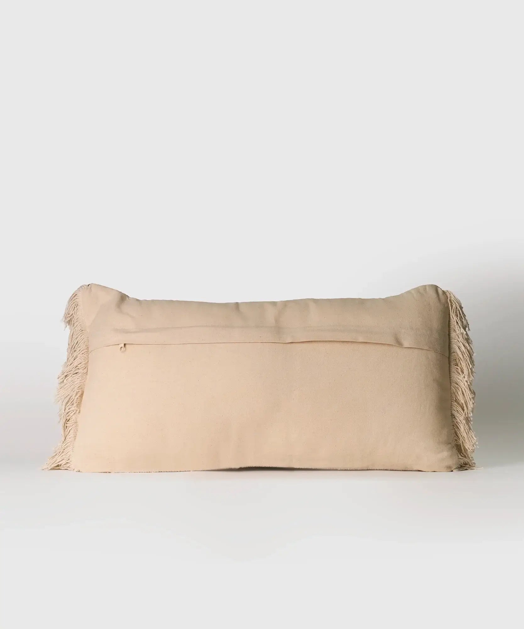 Cojín Flecos de Lounge con diseño de líneas y flecos, tamaño 30 x 60 cm, ideal para añadir estilo y comodidad.