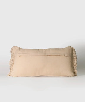 Cojín Flecos de Lounge con diseño de líneas y flecos, tamaño 30 x 60 cm, ideal para añadir estilo y comodidad.