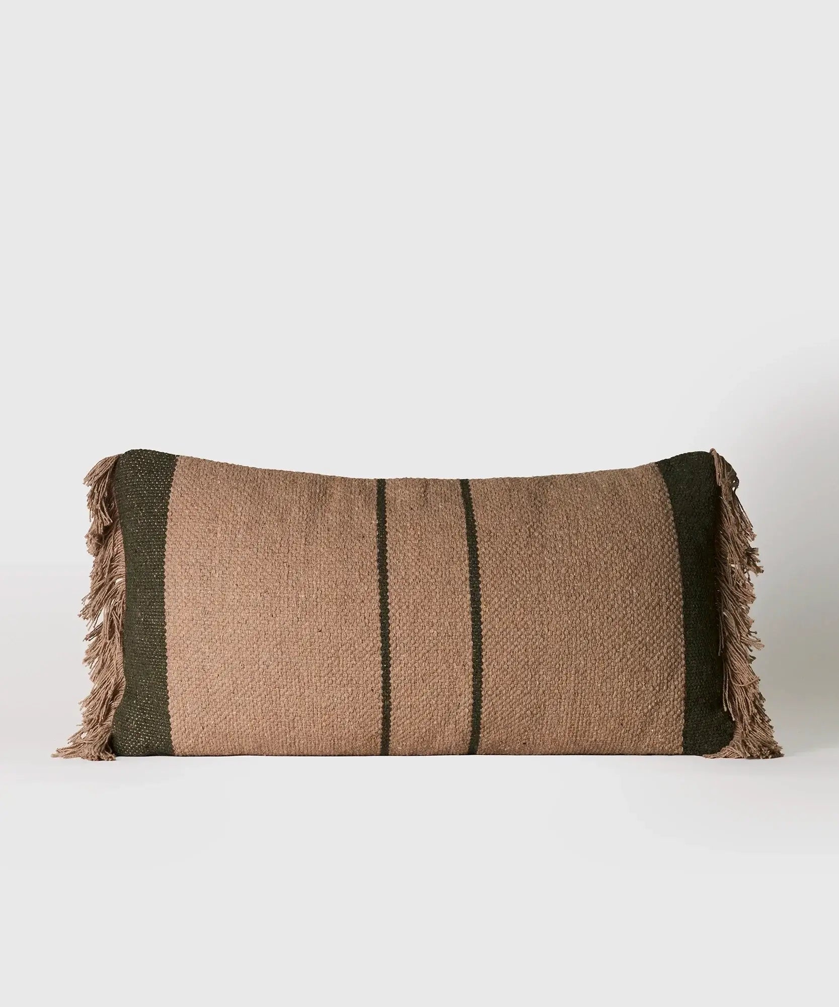 Cojín Flecos en tonos marrones con líneas y flecos en los costados, marca Lounge, 30 x 60 cm.