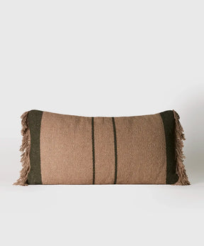 Cojín Flecos en tonos marrones con líneas y flecos en los costados, marca Lounge, 30 x 60 cm.