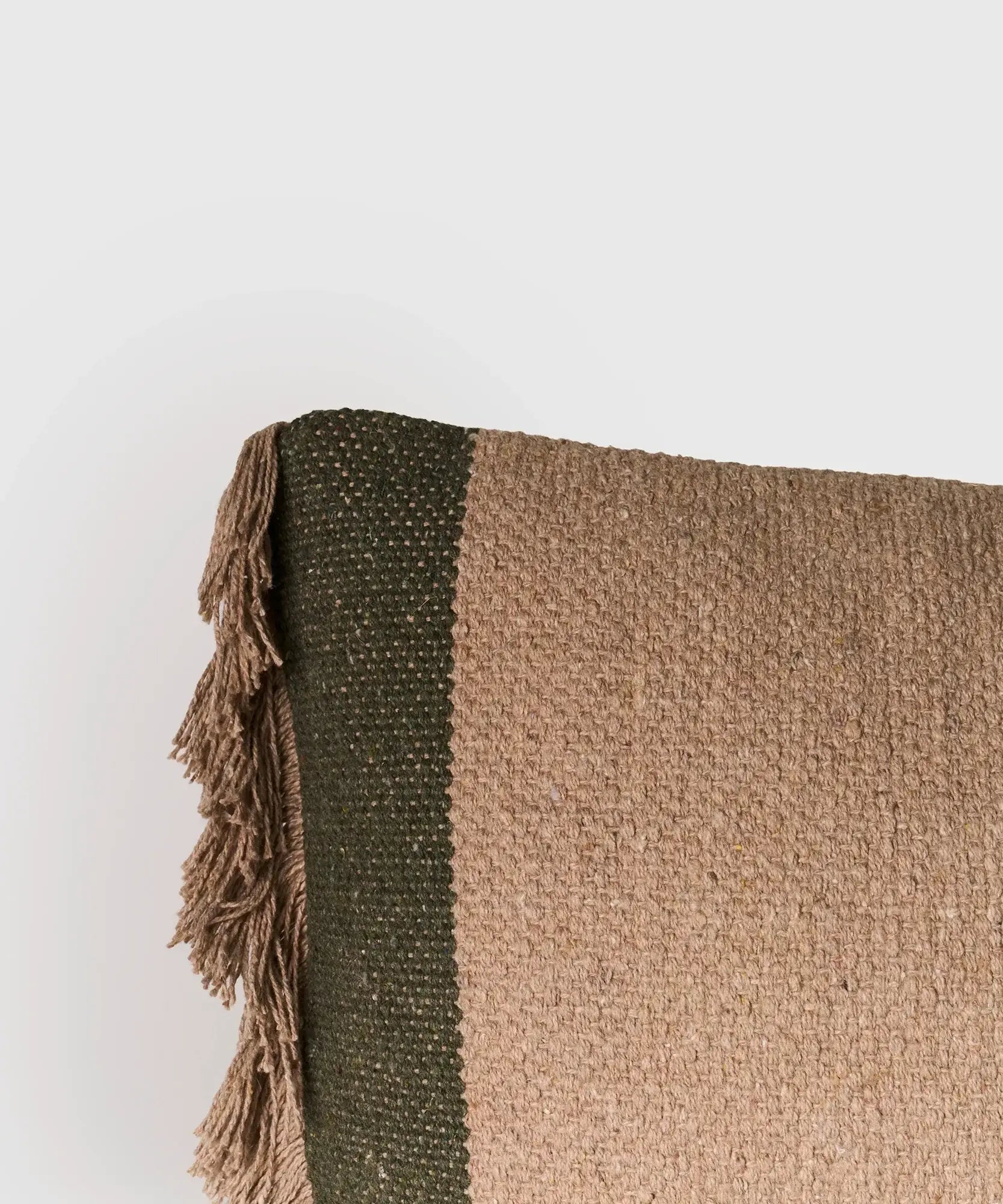 Cojín Flecos de Lounge con líneas y flecos en los costados, tamaño 30 x 60 cm, combina comodidad y estilo.