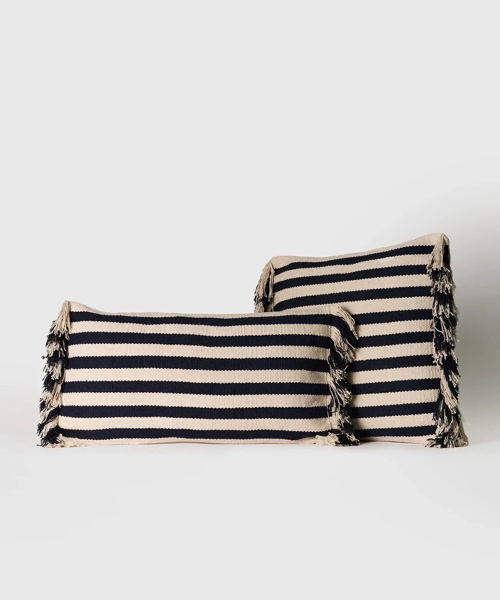 Cojín Líneas de algodón con líneas y flecos en los costados, marca Lounge, cómodo y estiloso.