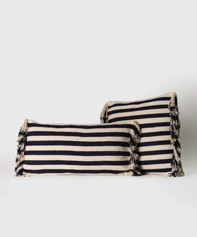 Cojín Líneas de algodón con líneas y flecos en los costados, marca Lounge, cómodo y estiloso.